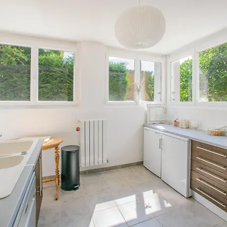 2 Bedroom Lovely In شقة بواتييه